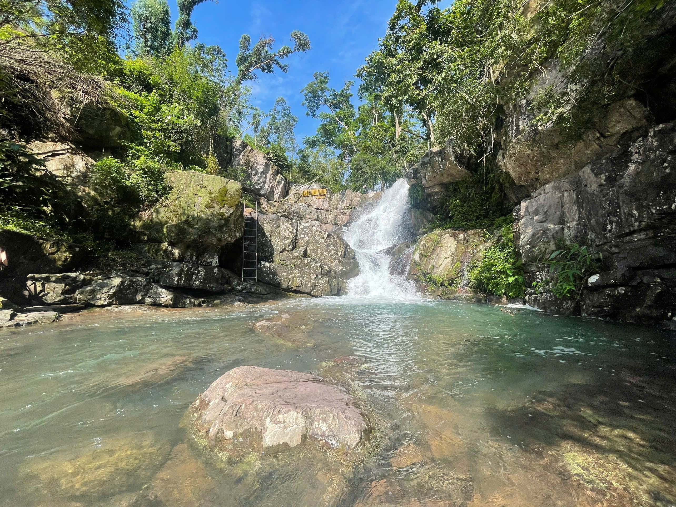 Khu di tích danh thắng và rừng bảo vệ cảnh quan Suối Mỡ giảm 30% vé tham quan đối với các đoàn khách du lịch từ ngày 29/3/2026 đến hết ngày 10/4/2026.